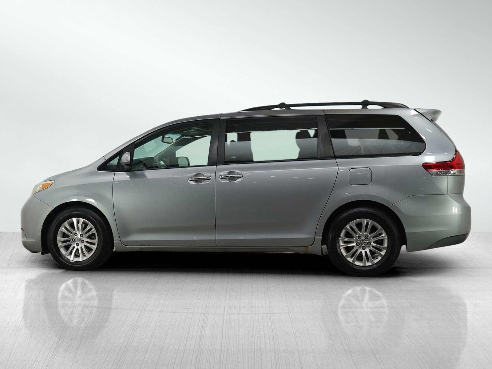 Used 2013 Toyota Sienna XLE with VIN 5TDYK3DC4DS369790 for sale in Burnsville, Minnesota