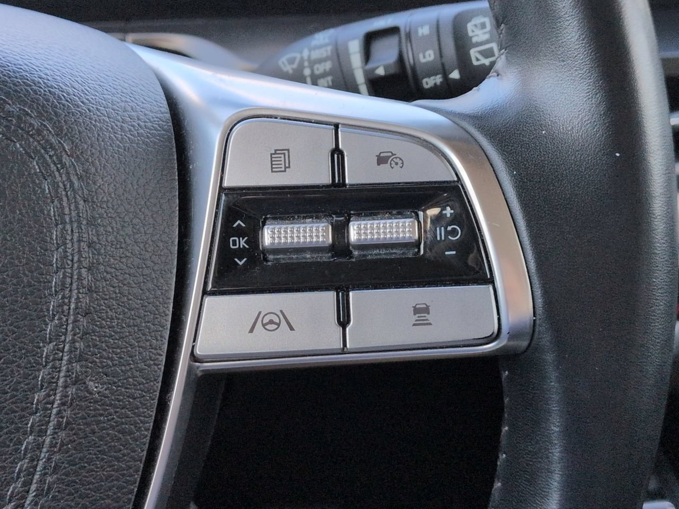 Certified Used 2025 Glacial White Pearl Kia S image 28