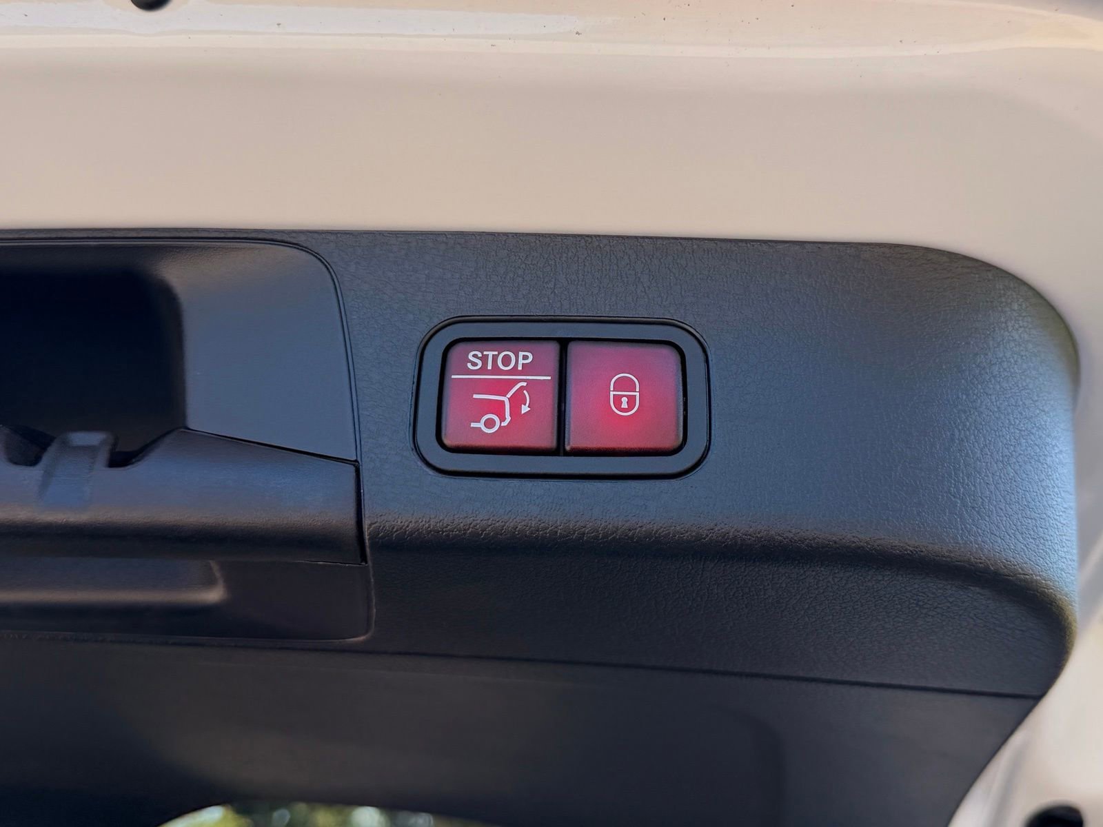 New 2026 Polar White Mercedes-Benz GLB 250 image 43