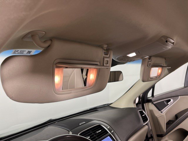 Used 2019 White Platinum Clearcoat Metallic Lincoln Select image 33