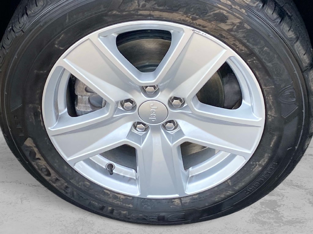 Used 2022 Black Jeep Latitude image 25