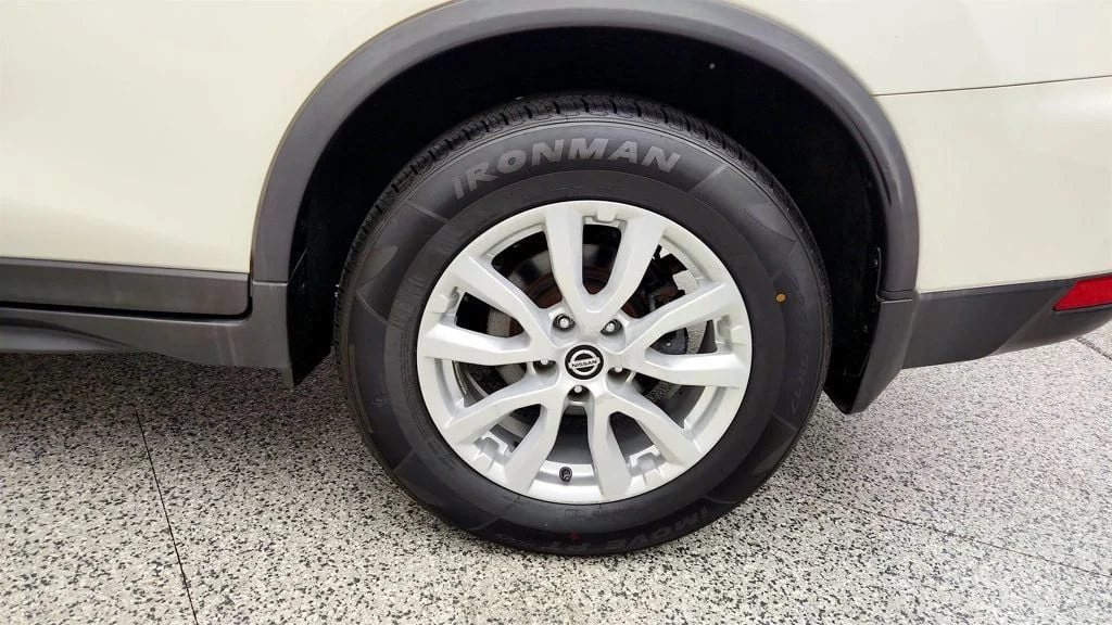 Used 2019 Pearl White Tricoat Nissan FWD SV image 9
