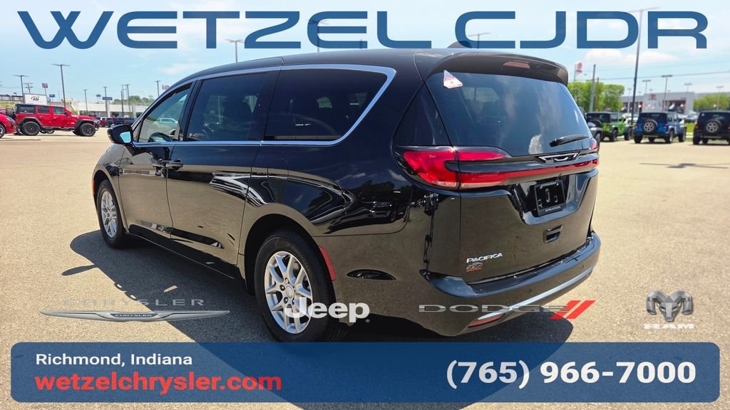 New 2027 Diamond Black Crystal Pearl-Coat Exterior Paint Chrysler Select image 5