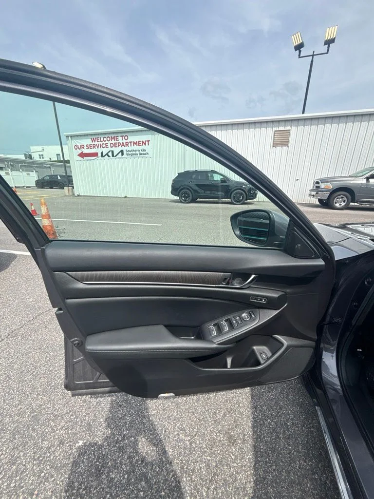 Used 2021 White Honda EX-L image 10