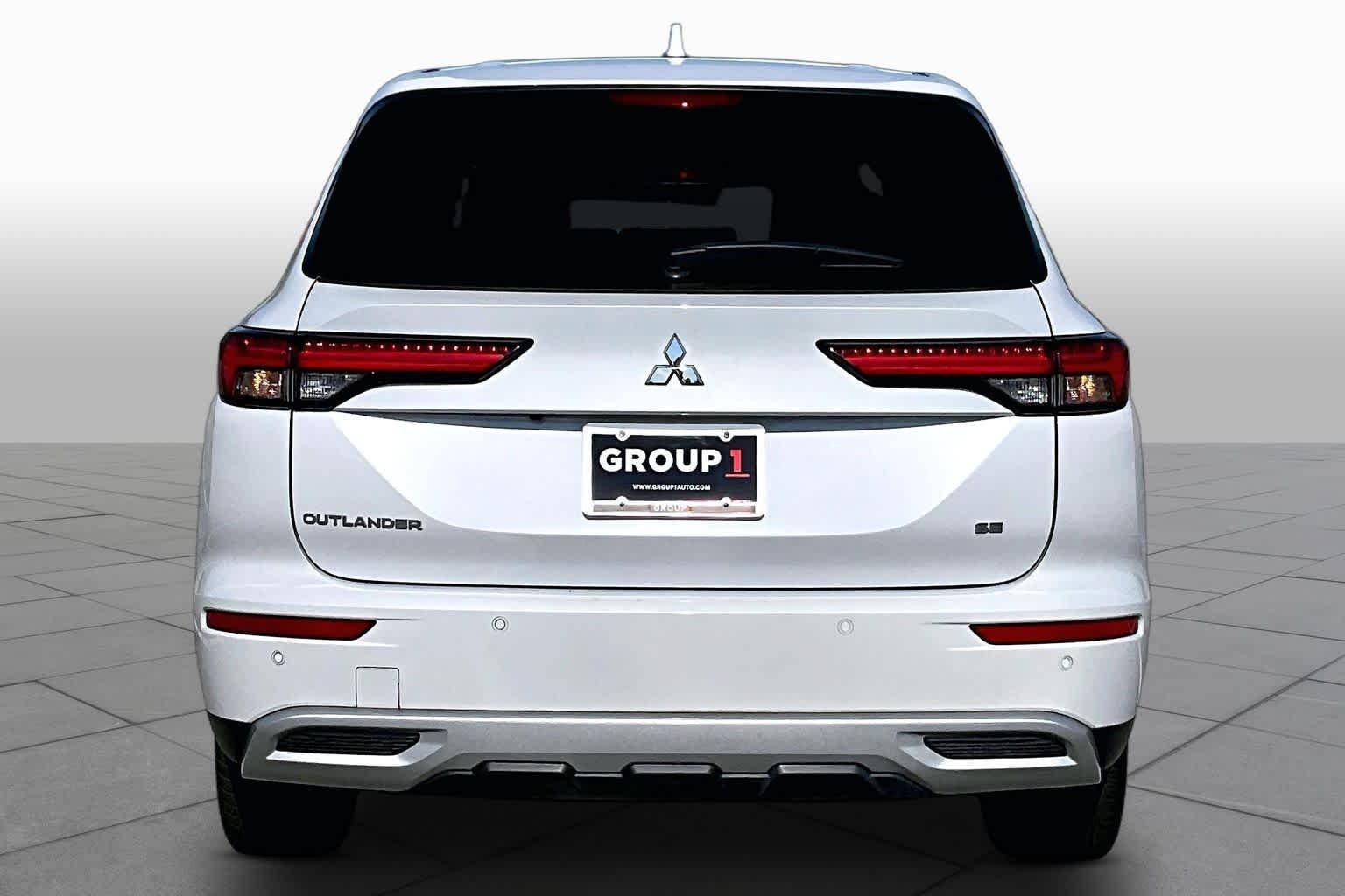 Pre-Owned 2024 Mitsubishi Outlander SE