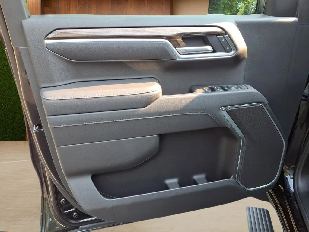 Used 2025 Black Chevrolet LT image 17
