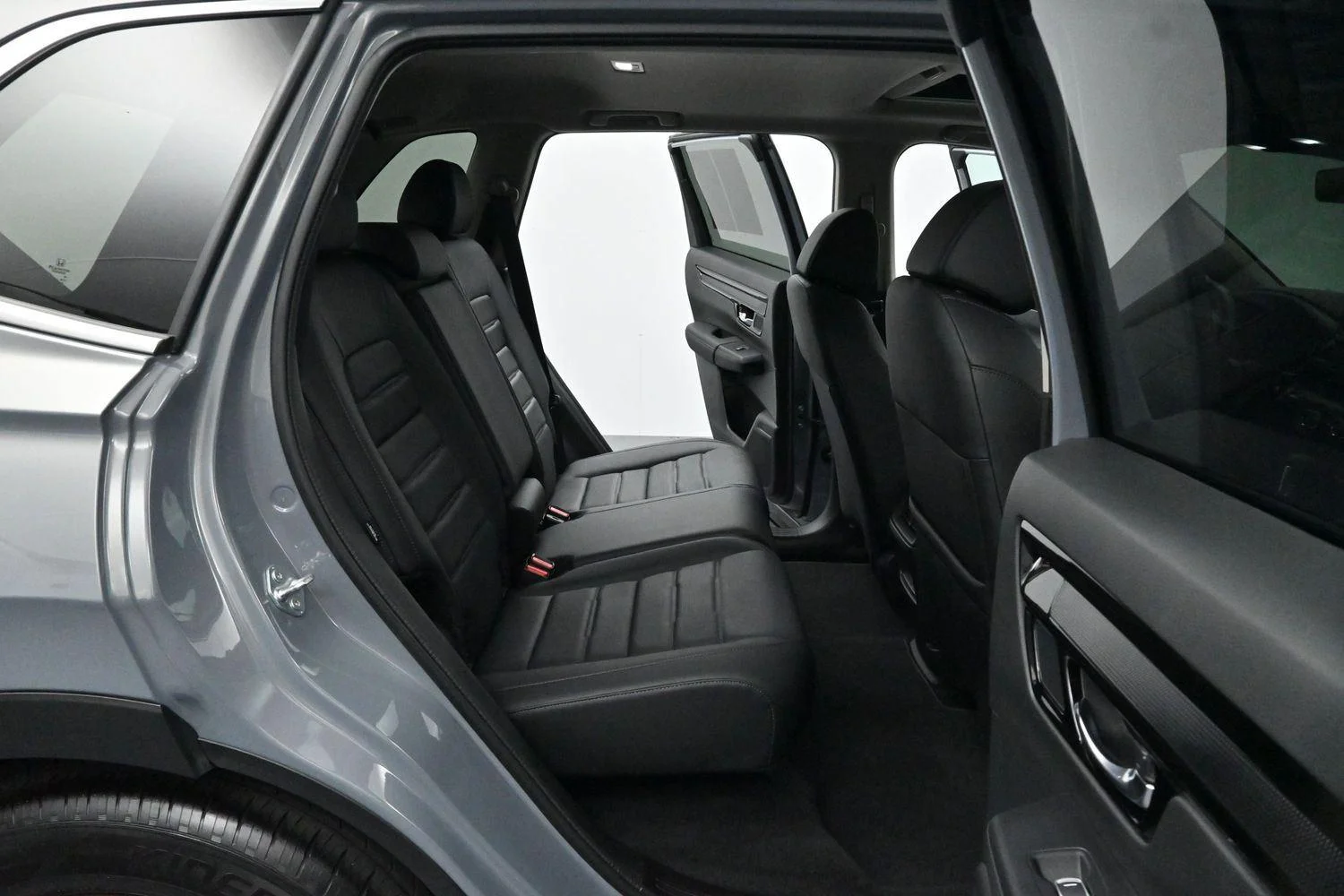 Used 2025 Gray Chrysler Select image 31