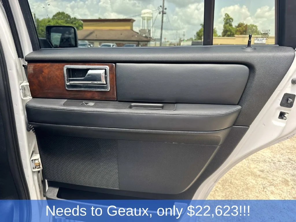 Used 2017 White Lincoln Select image 29