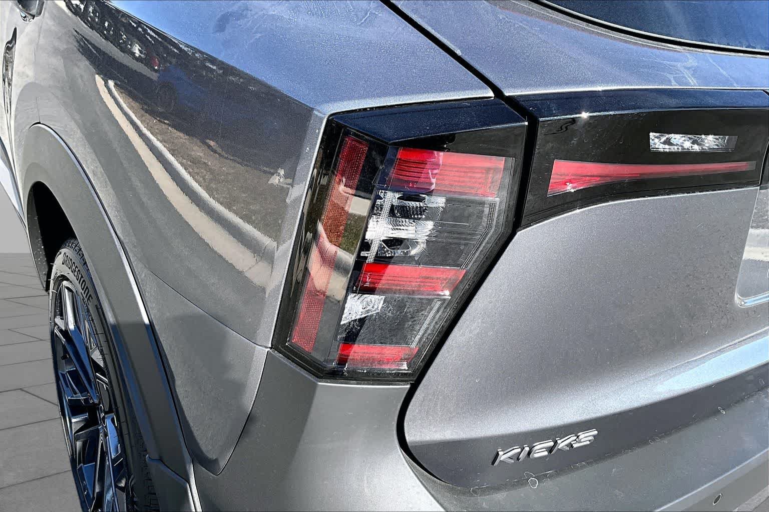 New 2026 Gun Metallic / Scarlet Ember Tintcoat Two-tone Nissan SR image 14