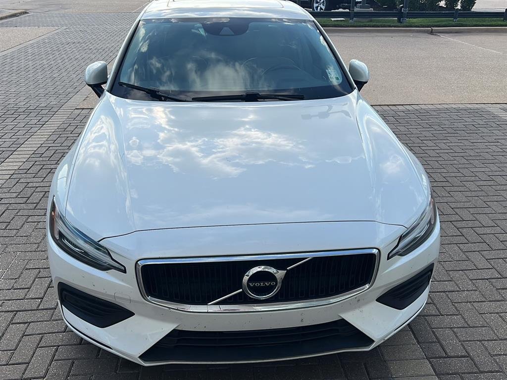 Used 2019 Crystal White Pearl Metallic Volvo Momentum image 2