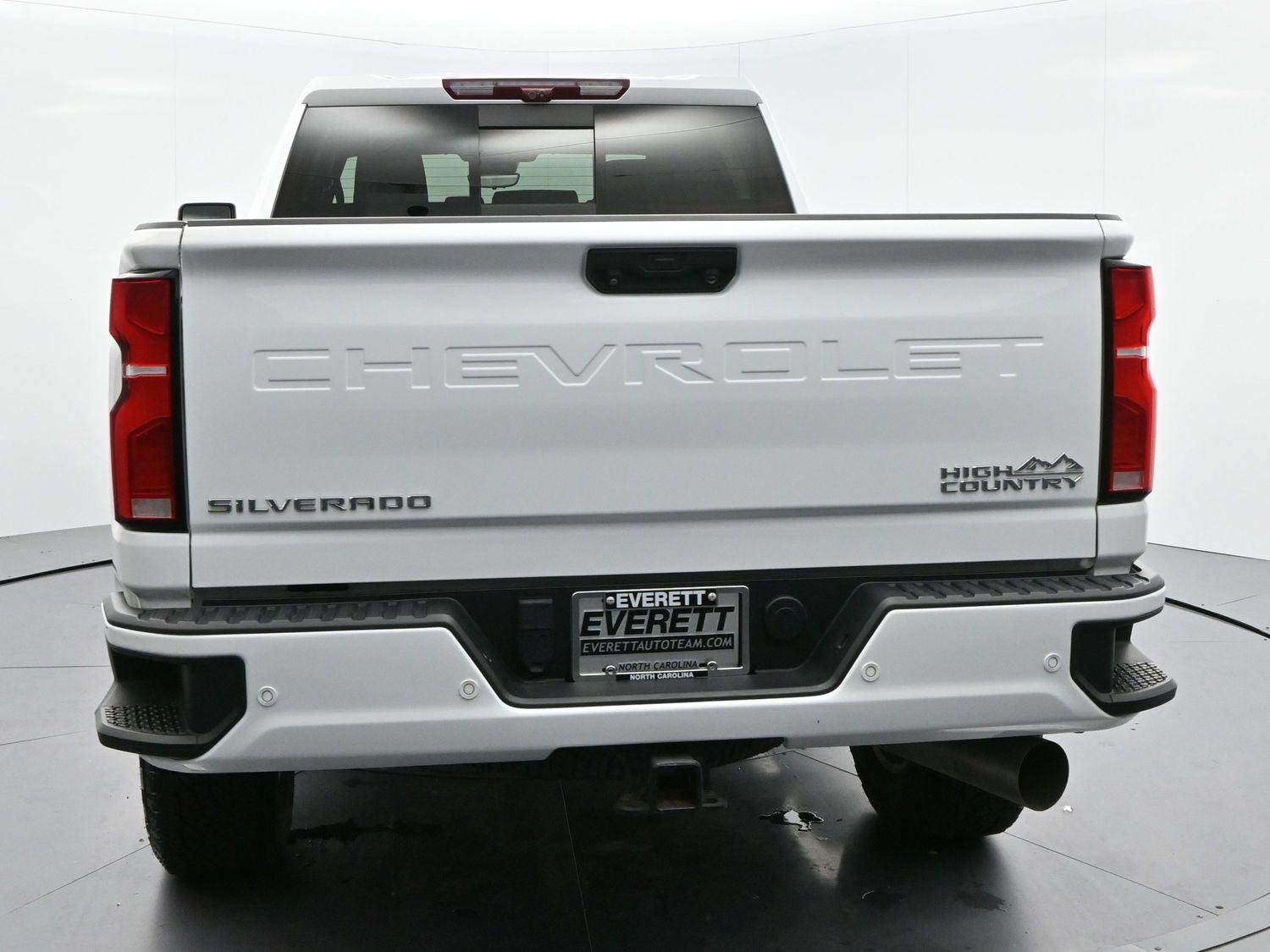 Used 2024 Summit White Chevrolet High Country image 6