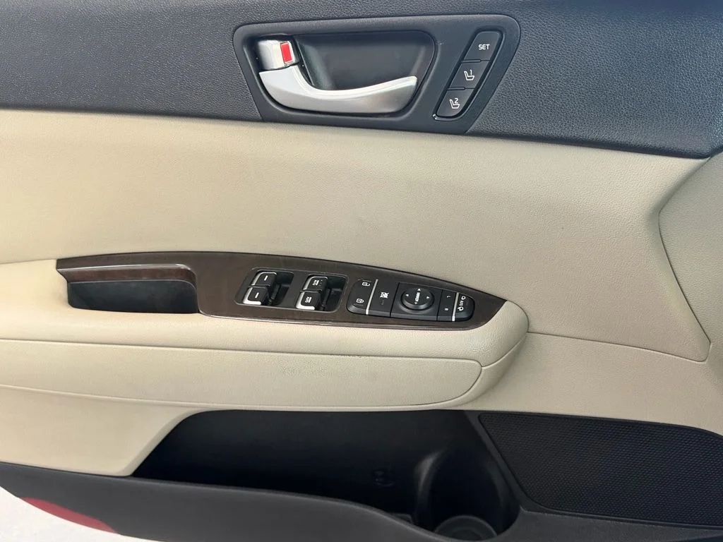 Used 2018 White Kia EX image 24
