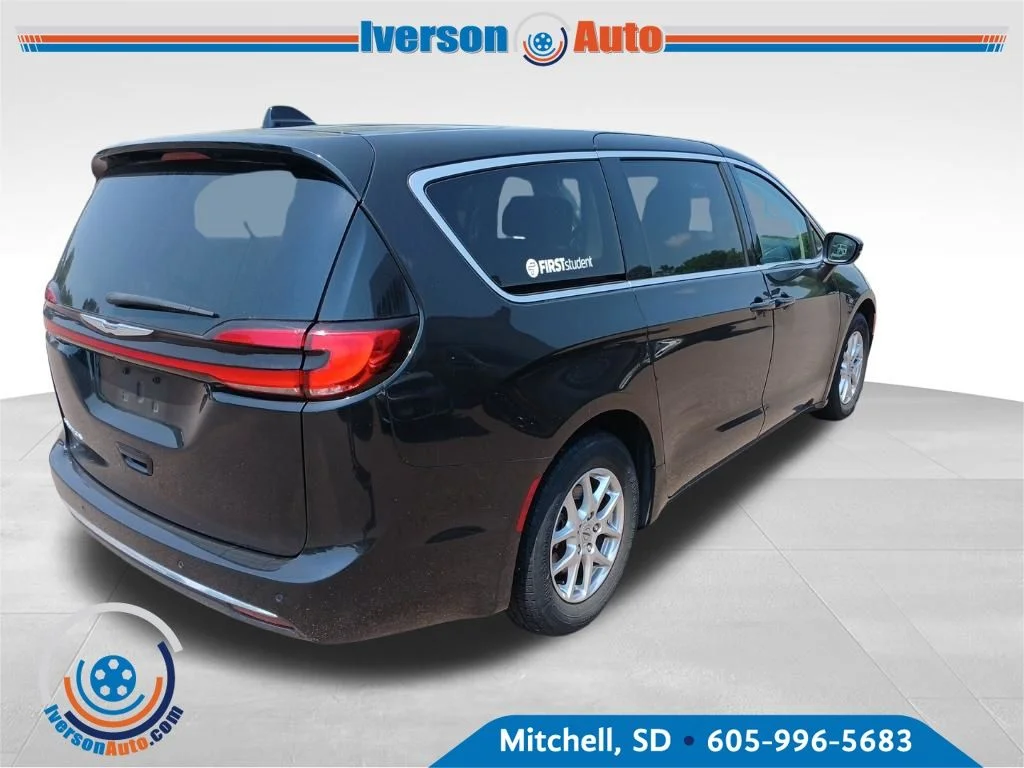 Used 2023 Black Chrysler Touring L image 5