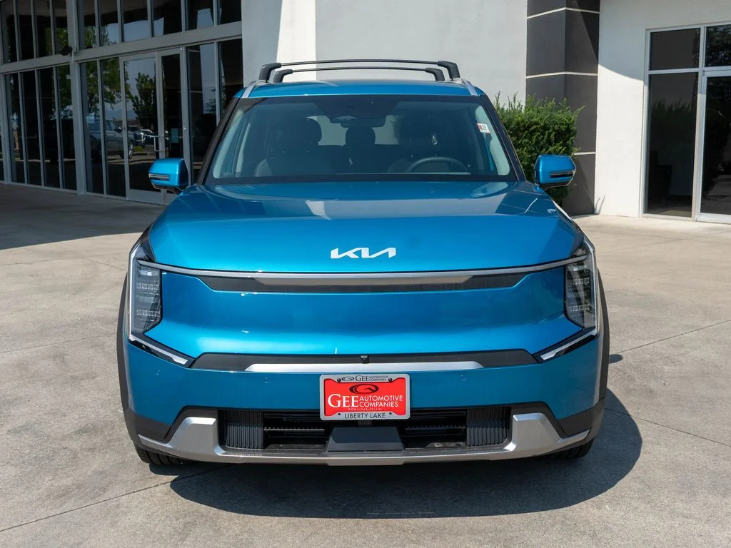 New 2026 Ocean Blue Kia Wind AWD image 2