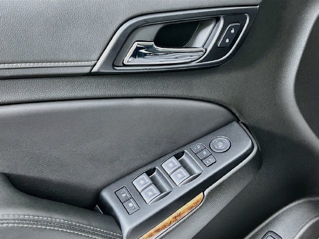 Used 2019 IRIDESCENT PEARL TRICOAT Chevrolet Premier image 9