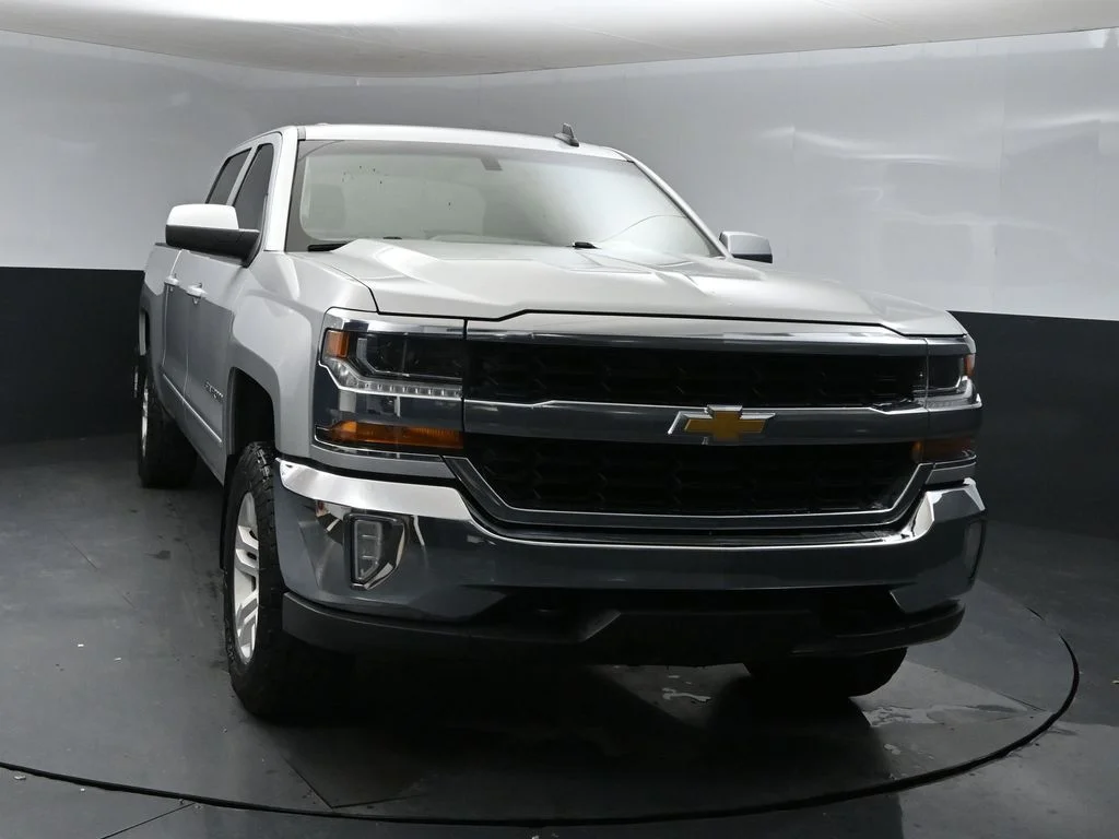 Used 2017 Silver Ice Metallic Chevrolet LT image 6