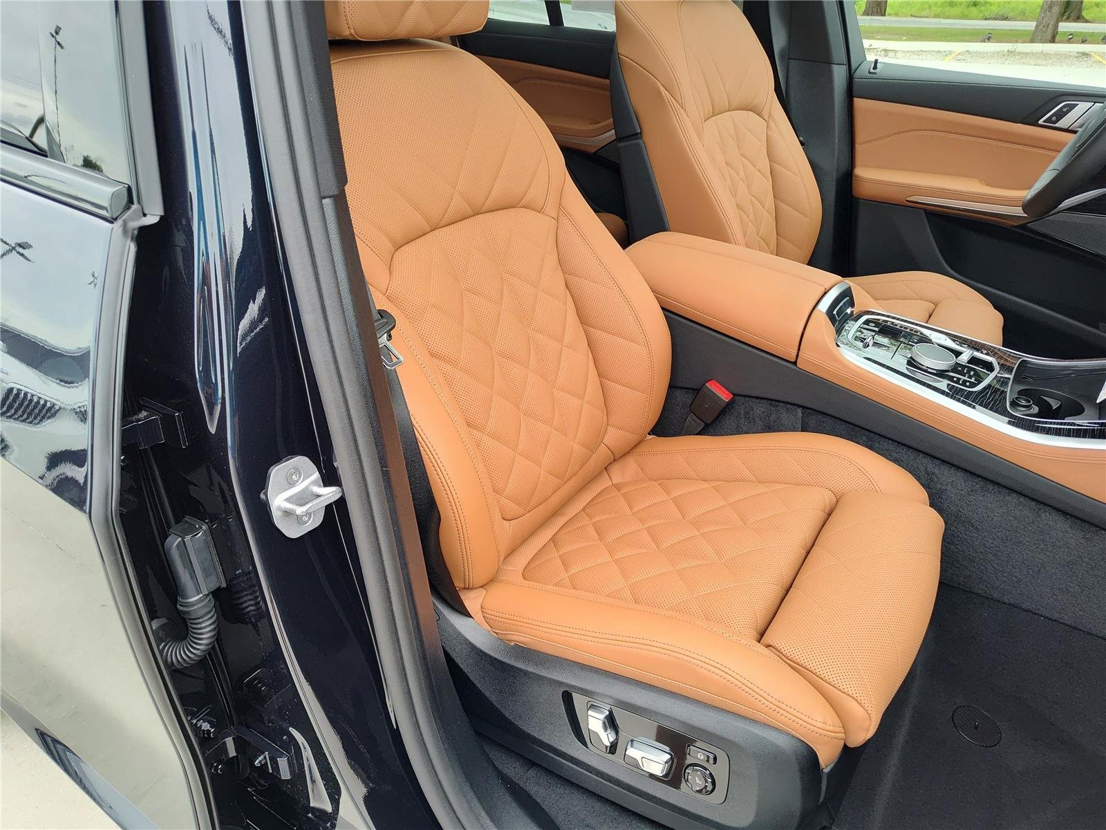 New 2026 Carbon Black Metallic BMW xDrive50e image 12