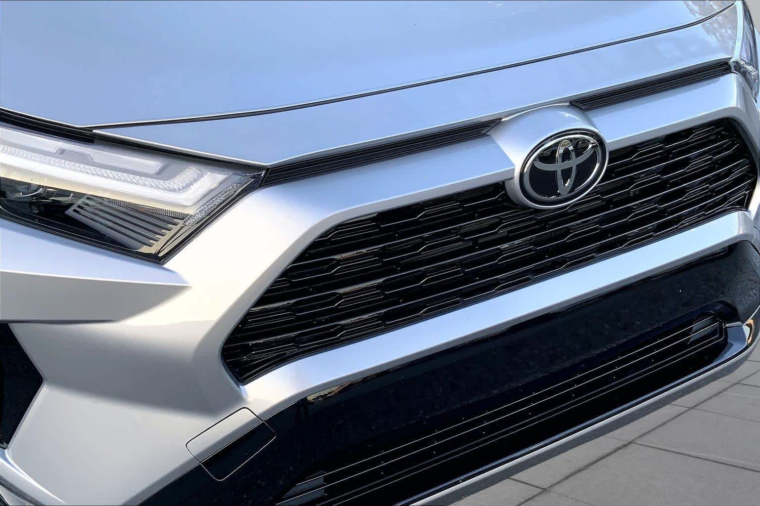 Used 2025 Silver Sky Metallic/Midnight Black Metallic Toyota Hybrid XSE image 30