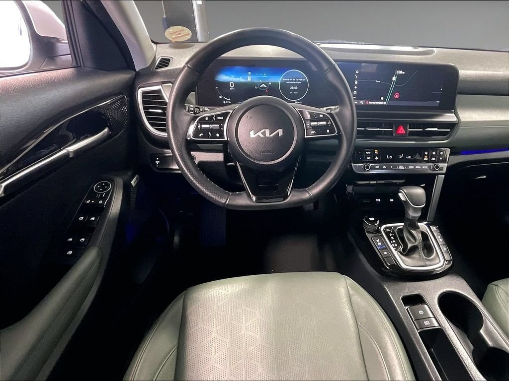 Used 2024 White Kia SX image 18