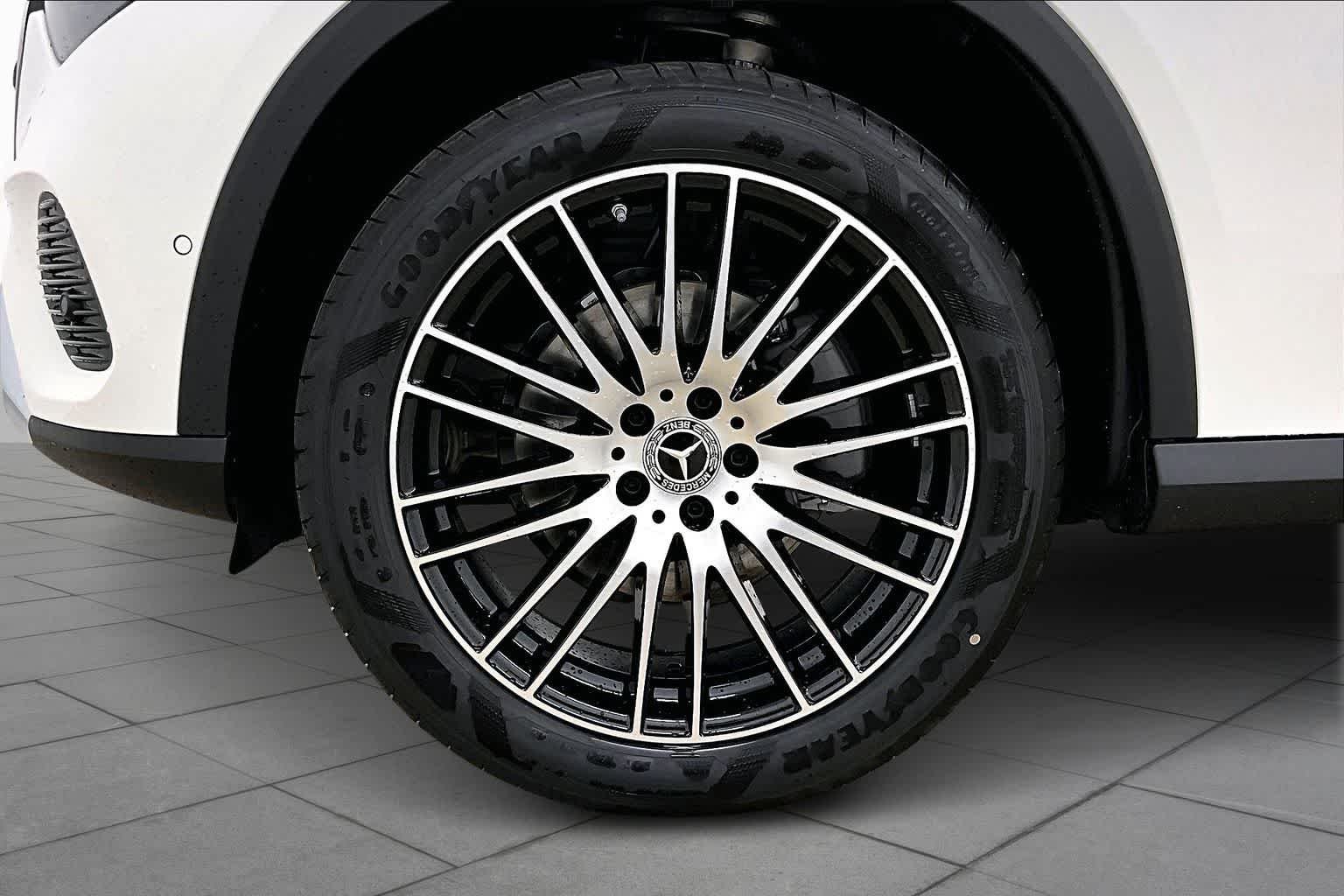 New 2026 Polar White Mercedes-Benz GLC 300 image 11