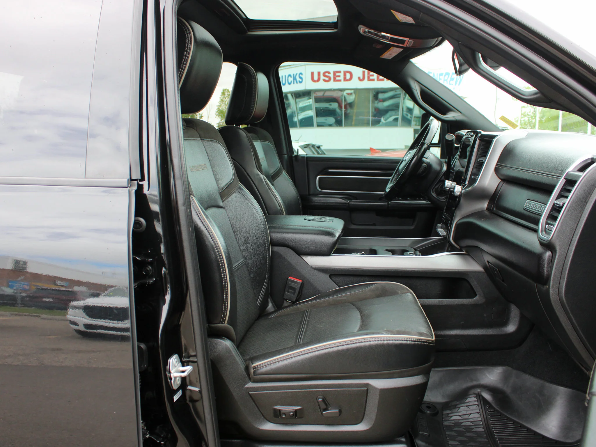 Certified Used 2023 Black RAM Laramie * One Owner | 5th Wheel & Gooseneck | Rear Air Suspension | Diesel | Apple CarPlay | Sunroof image 21
