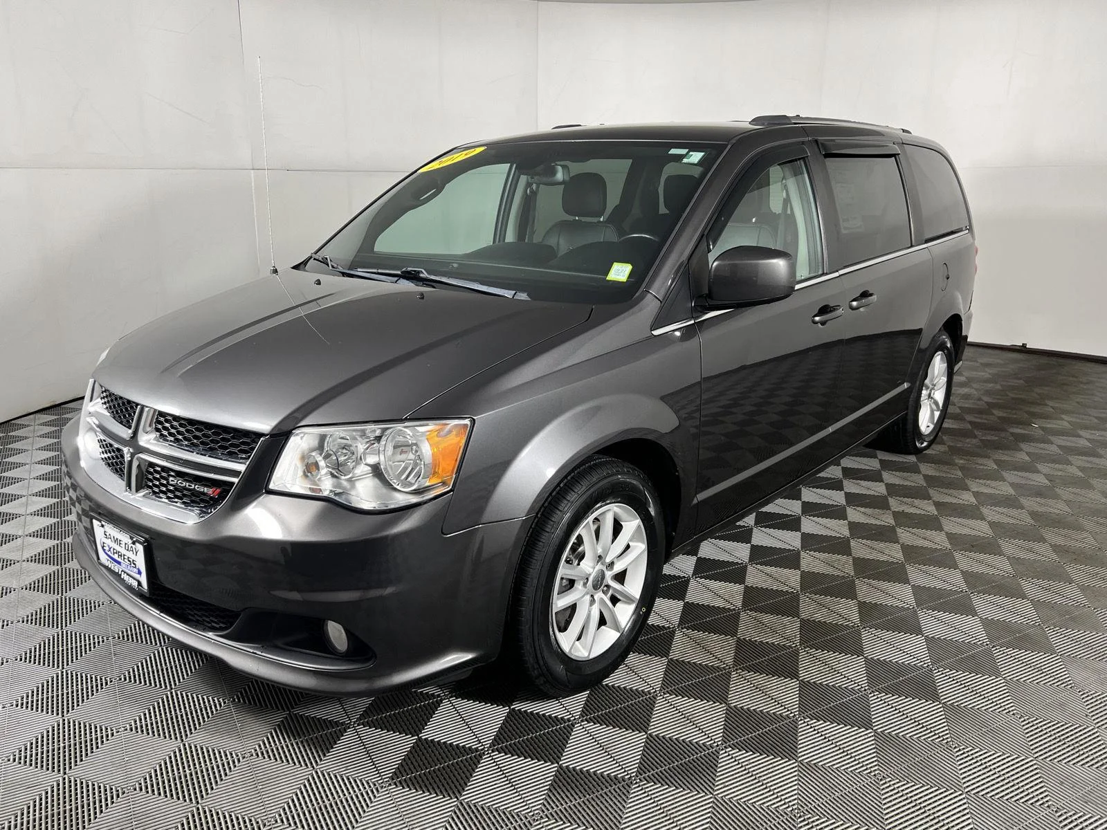 Used 2019 Granite Pearlcoat Dodge SXT image 3