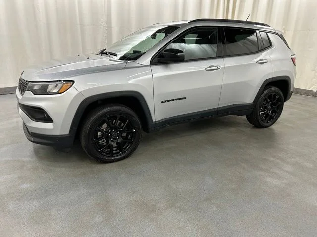 Used 2025 Silver Jeep Latitude image 2
