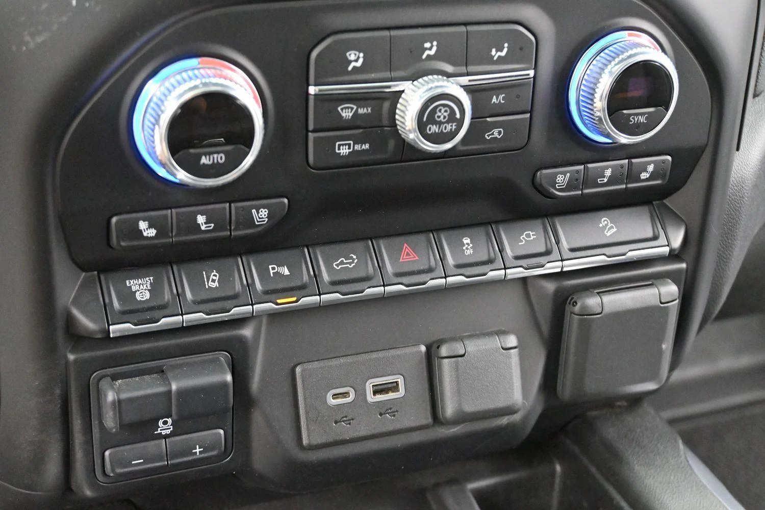 Used 2021 SUMMIT WHITE GMC AT4 image 24