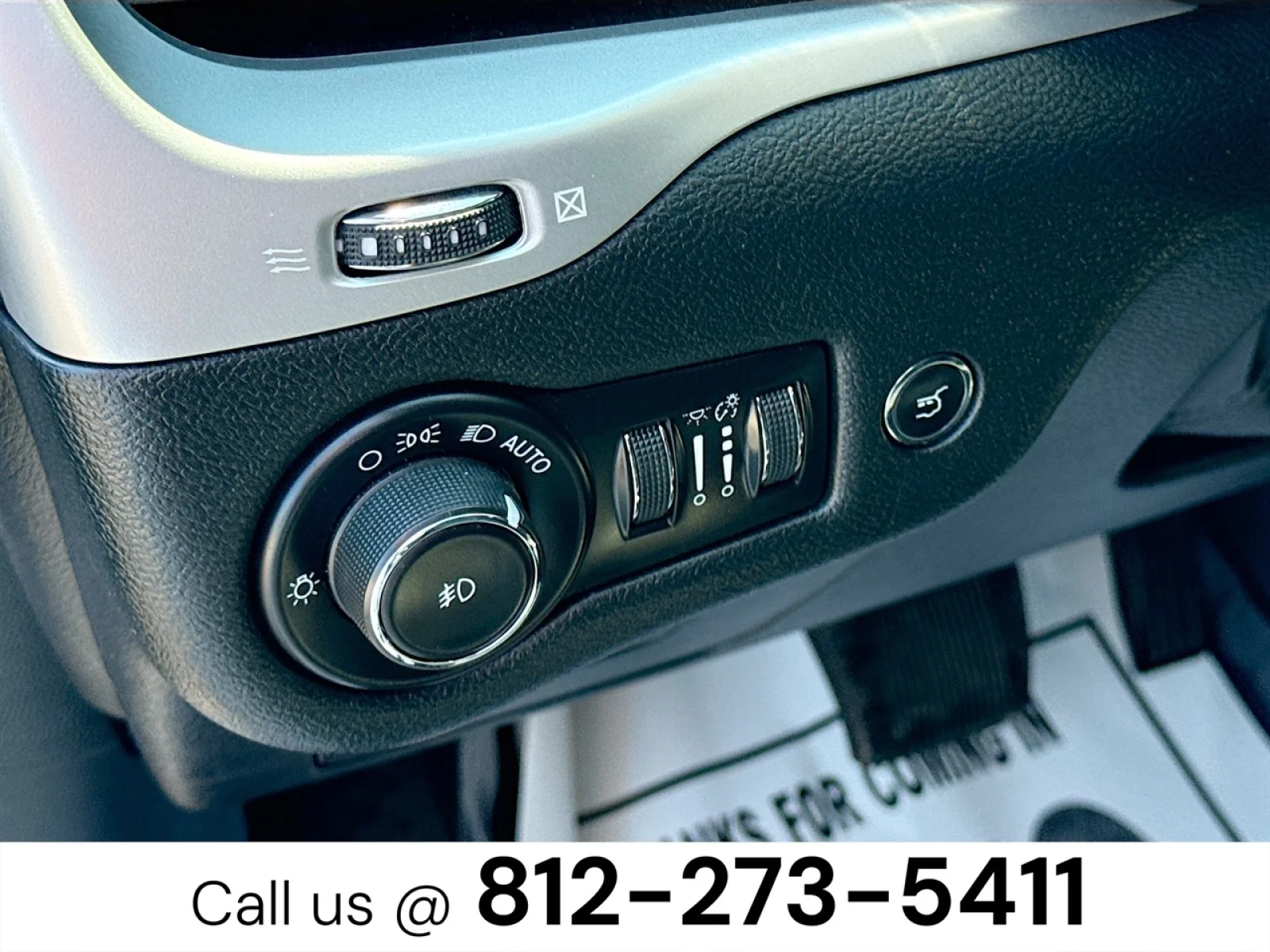 Used 2017  Jeep Overland image 10