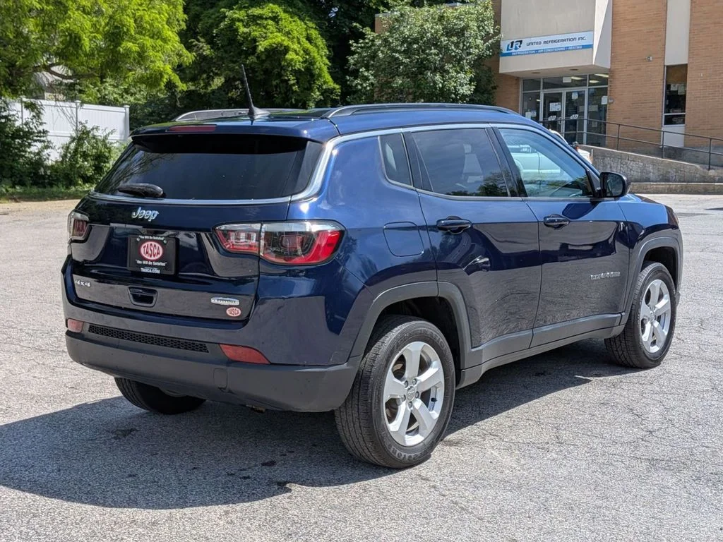 Used 2021 Blue Jeep Latitude image 3