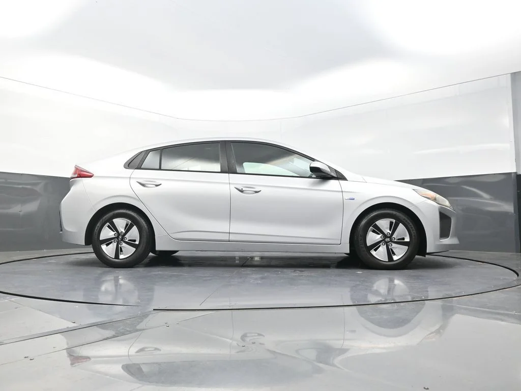 Used 2018 Silver Hyundai Blue image 30