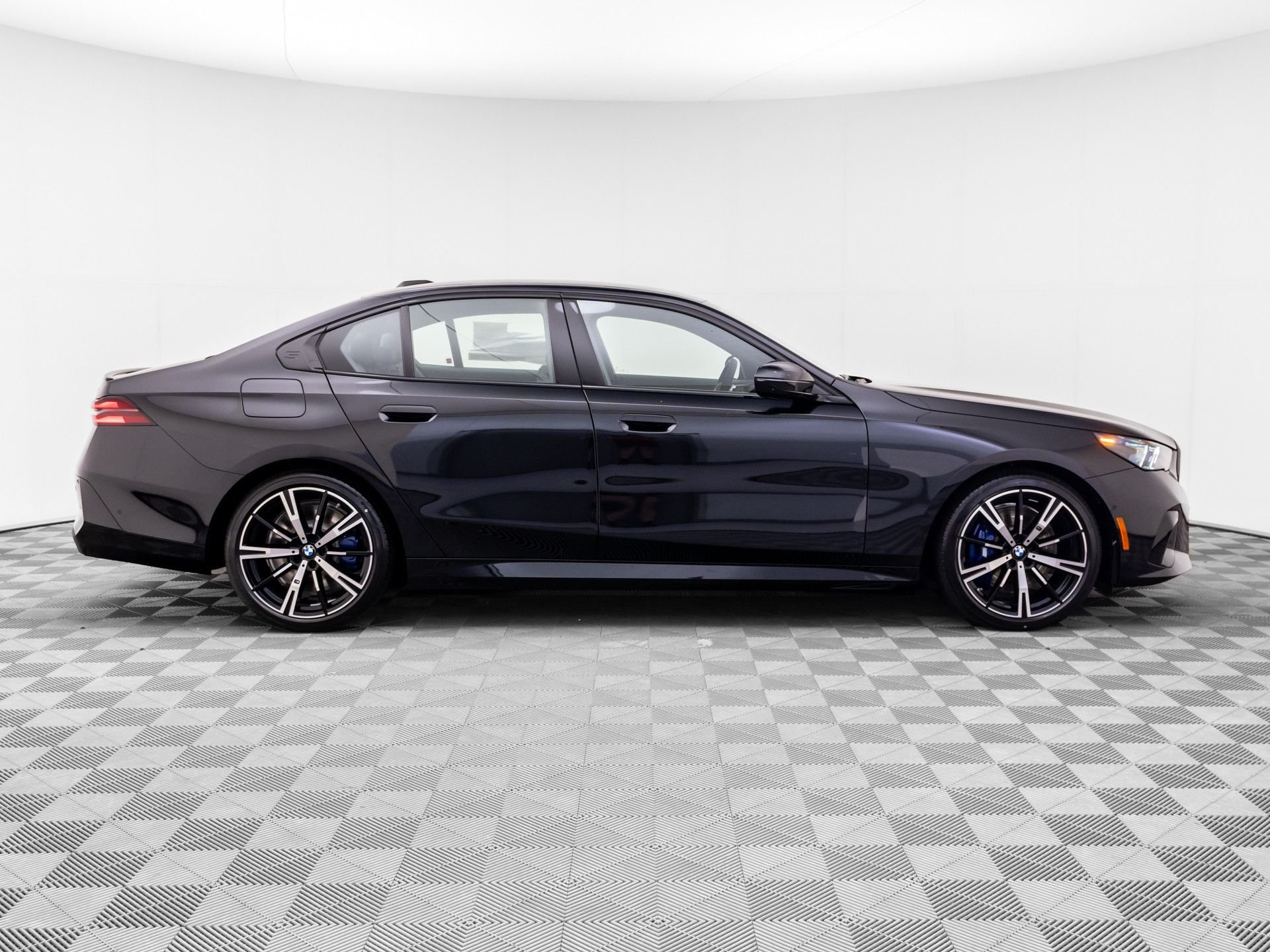 New 2027 Black Sapphire Metallic BMW 550e xDrive image 7