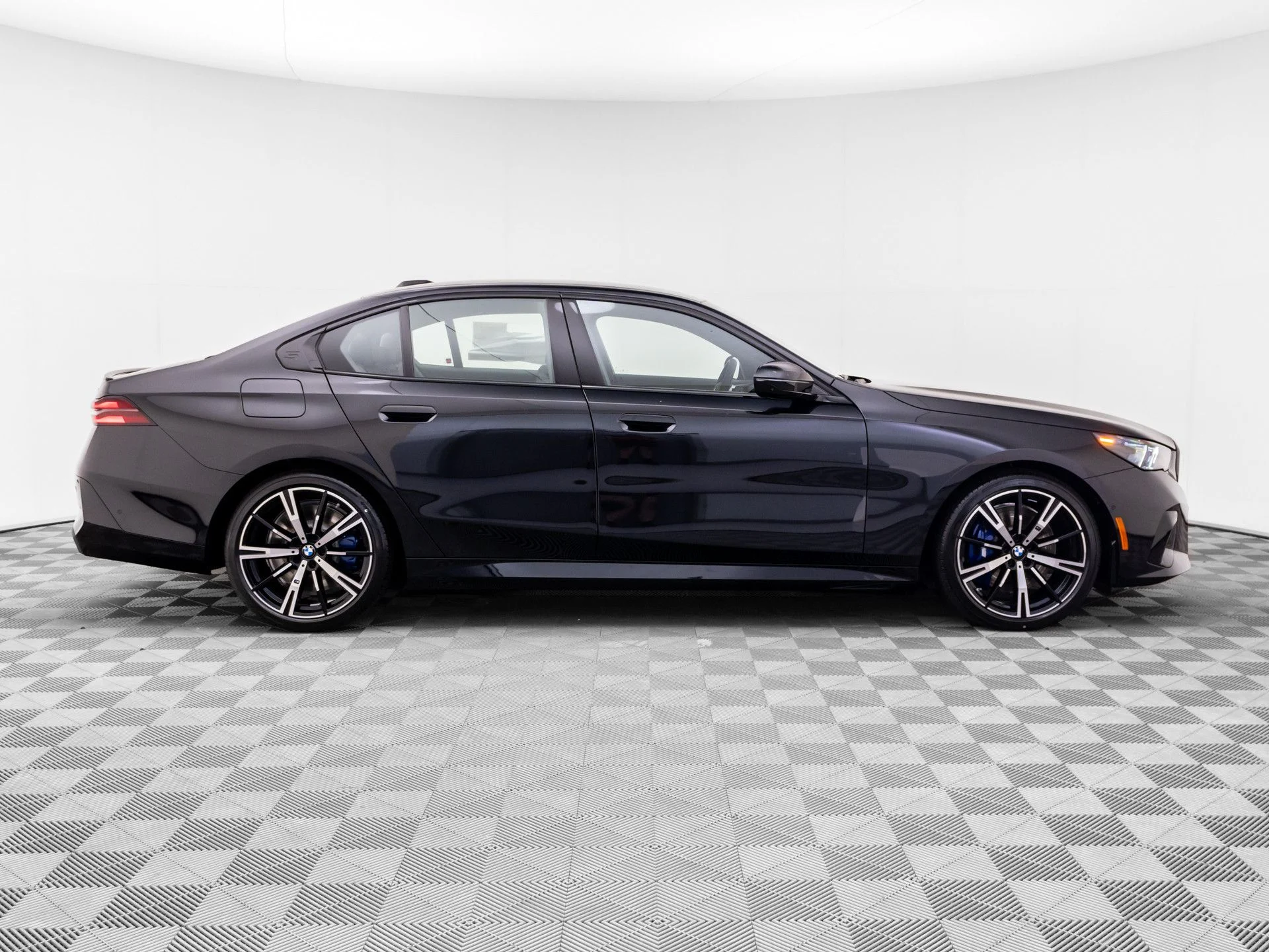 New 2027 Dk. BMW 550e xDrive image 7