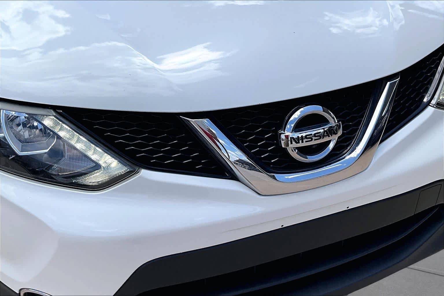 Used 2017 Pearl White Nissan SL image 28