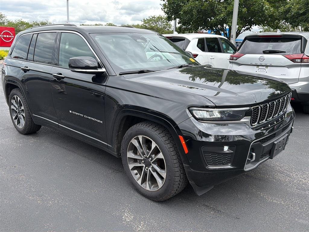 Used 2022 Diamond Black Crystal Pearlcoat Jeep Overland image 2