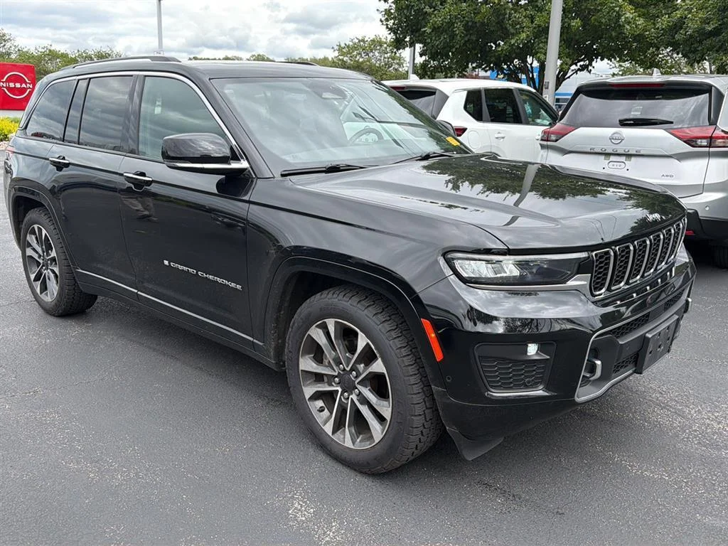 Used 2022 Diamond Black Crystal Pearlcoat Jeep Overland image 2