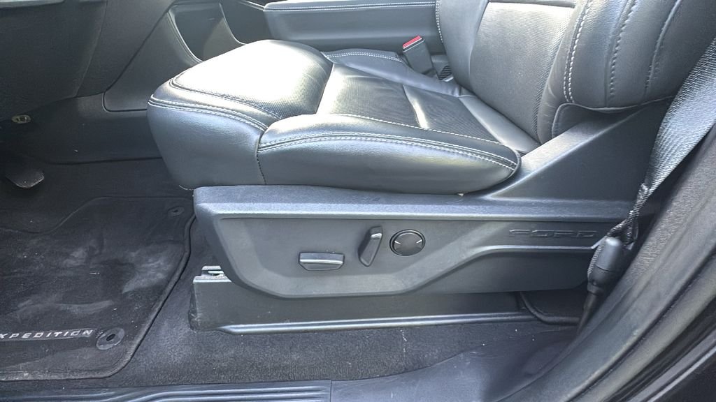 Used 2025 Black Metallic Ford Platinum image 29
