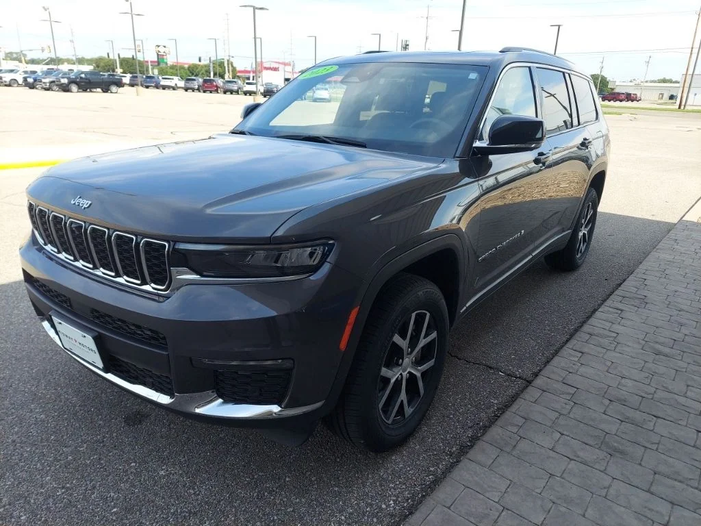 Used 2023 Gray Jeep Limited image 3