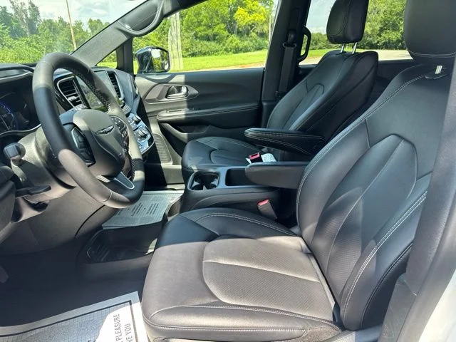 Used 2026 White Chrysler Select image 17
