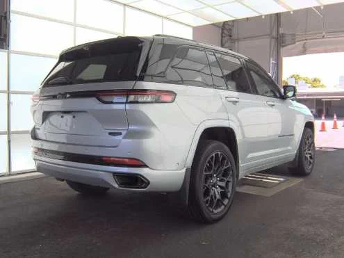 Used 2025 Silver Zynith Jeep Summit Reserve image 4