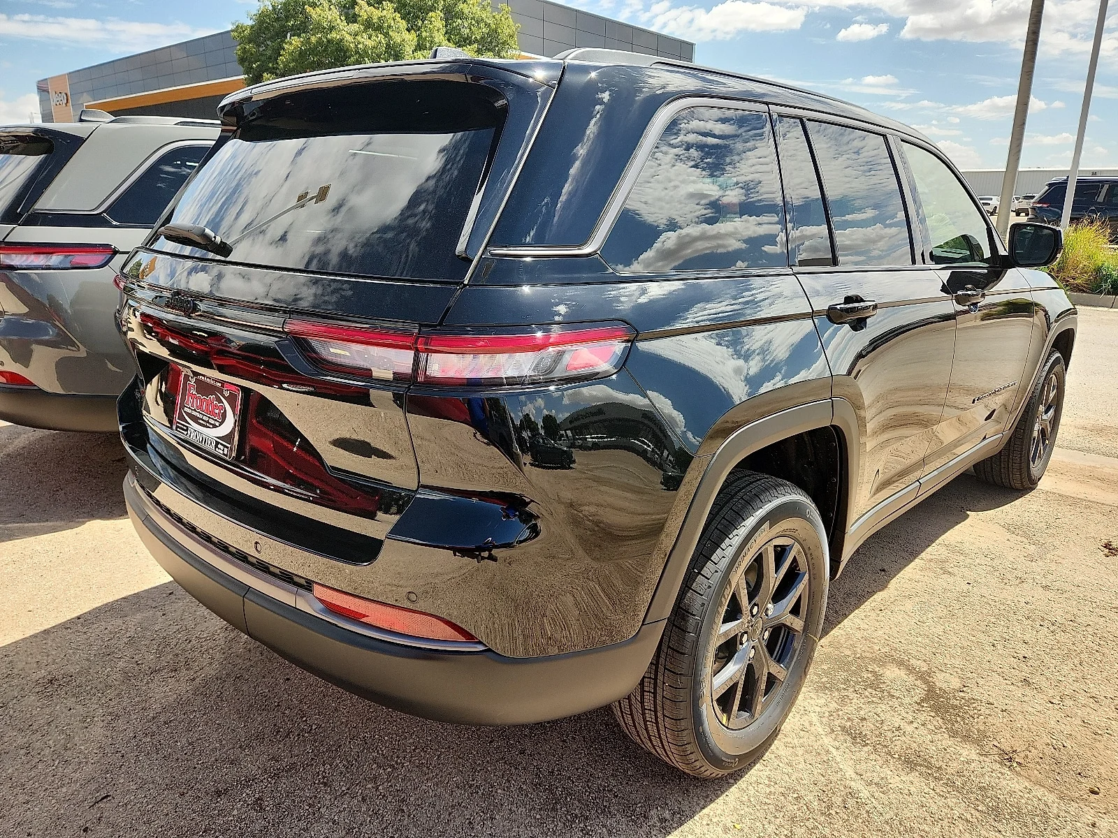 New 2027 High-Gloss Black Paint Jeep LAREDO ALTITUDE 4X4 image 3
