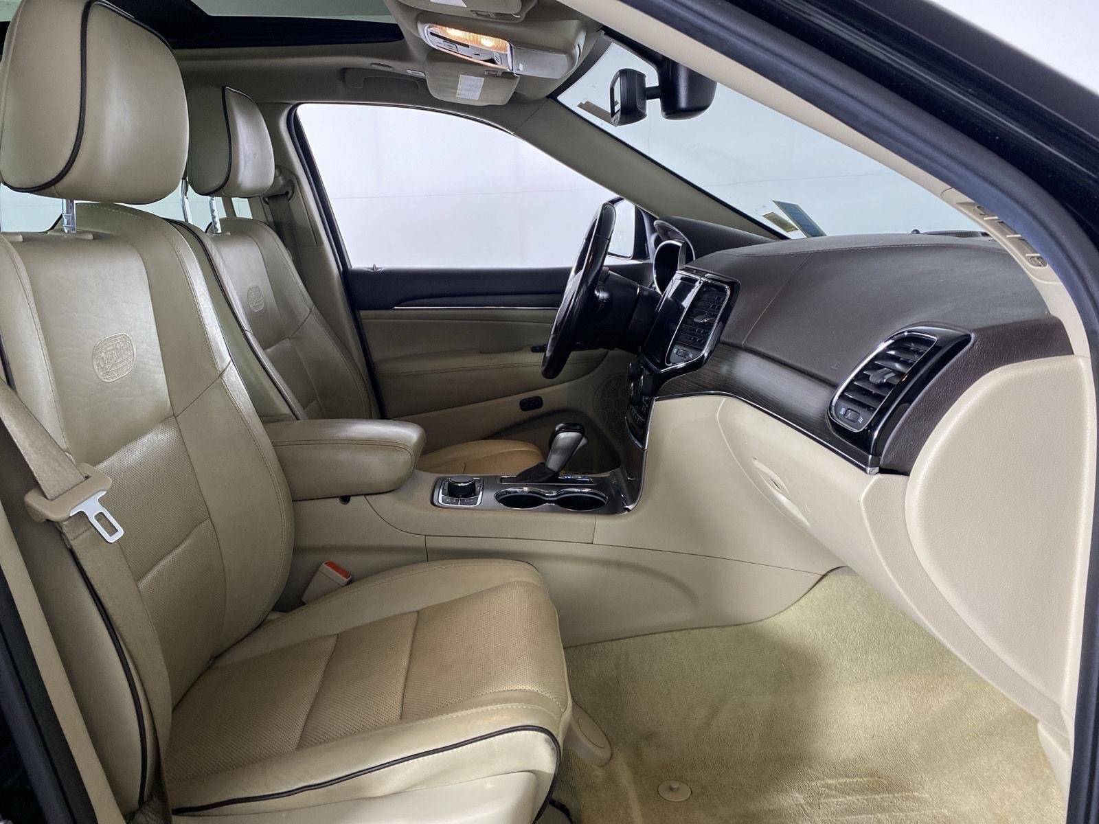 Used 2020 Diamond Black Crystal Pearlcoat Jeep Overland image 40