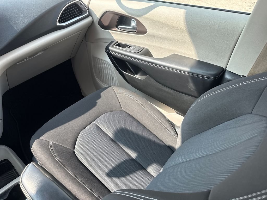 Used 2022 White Chrysler LX image 15