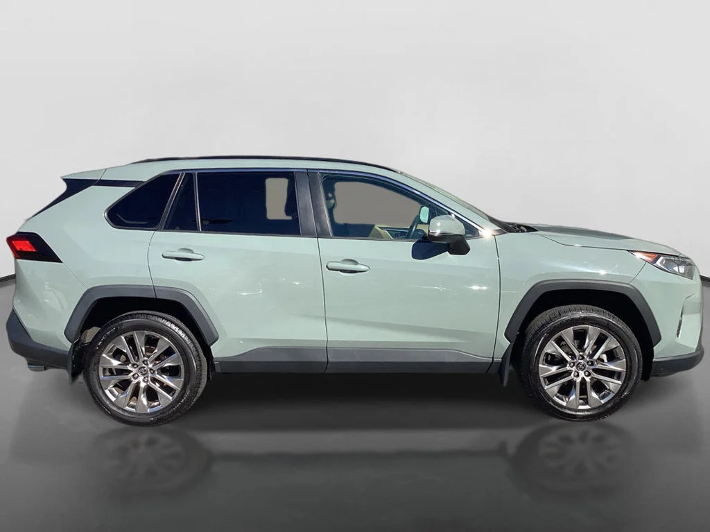 Used 2020  Toyota XLE Premium image 4