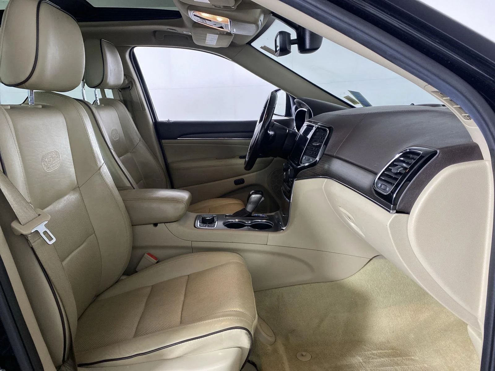 Used 2020 Diamond Black Crystal Pearlcoat Jeep Overland image 40