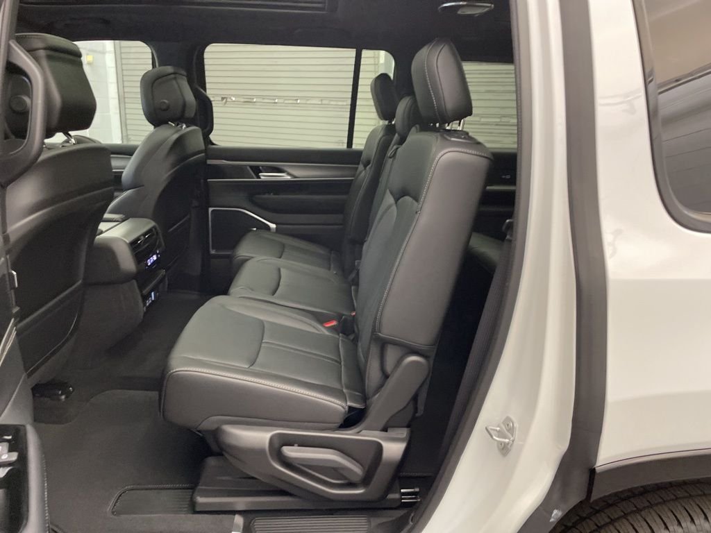 New 2026 Bright White Clear-Coat Exterior Paint Jeep  image 18