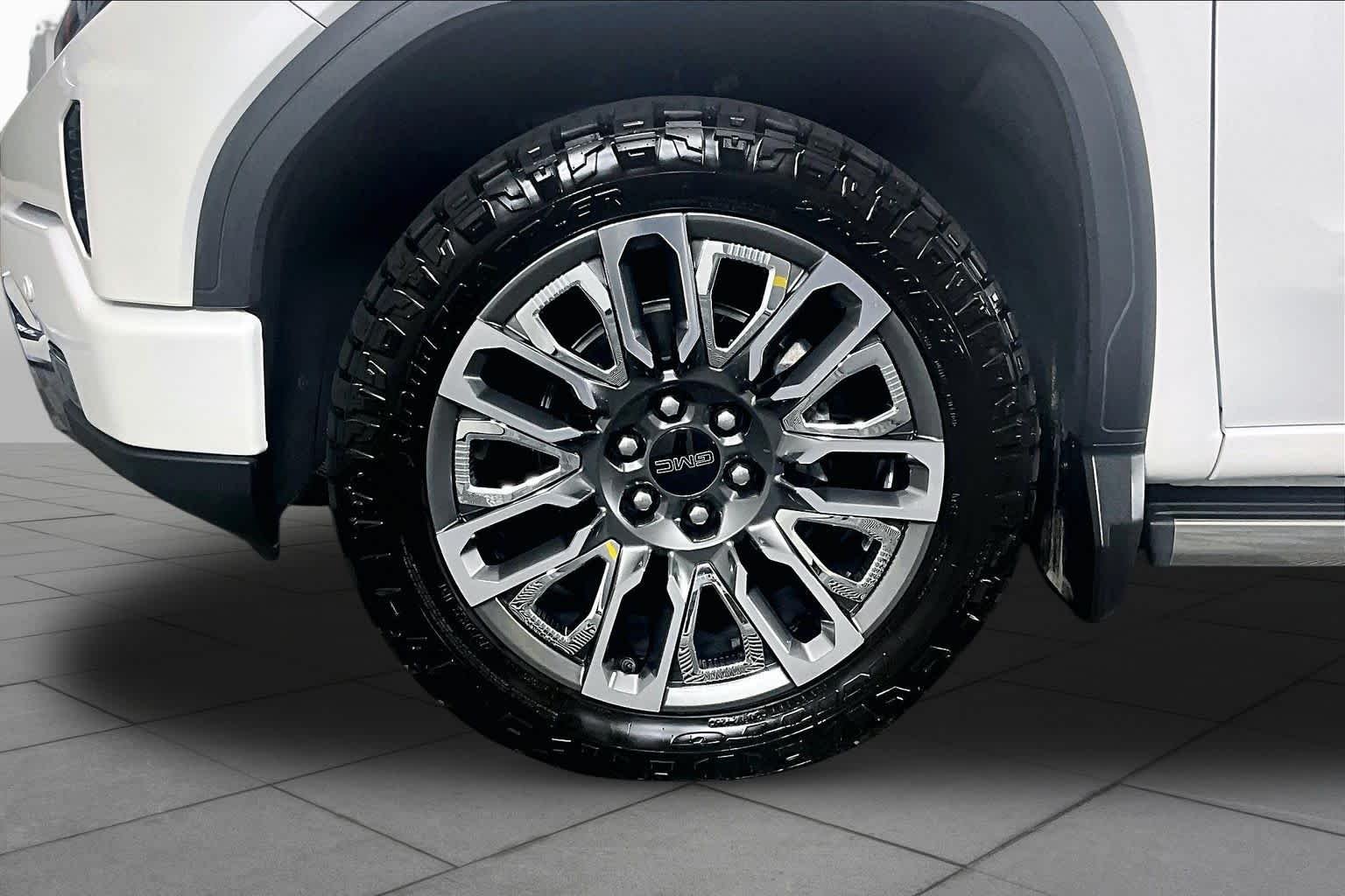 Used 2024 White Frost Tricoat GMC Denali Ultimate image 12