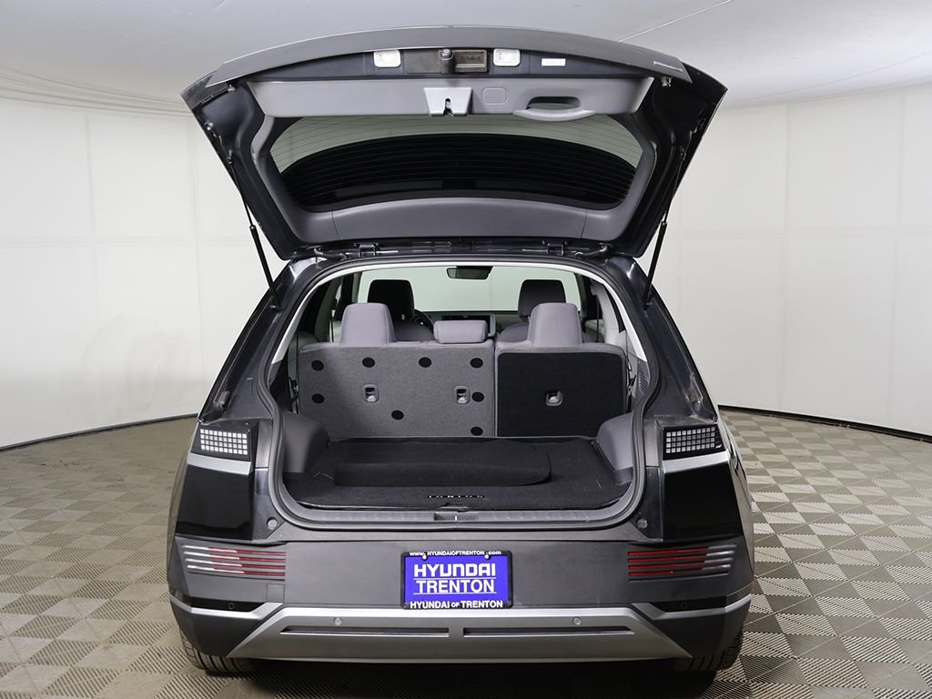 Used 2023 Black Hyundai SE image 15