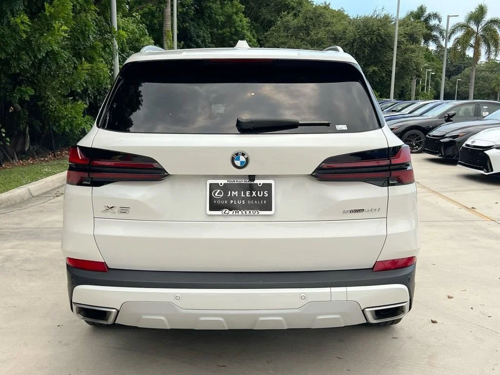 Used 2025 White Metallic BMW sDrive40i image 6