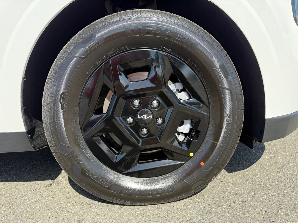 New 2026 Snow White Pearl Kia LXS image 9